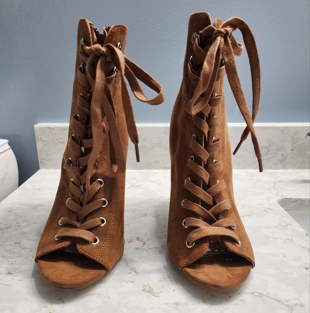 7.5 Caramel Brown Lace-Up Ankle Boots